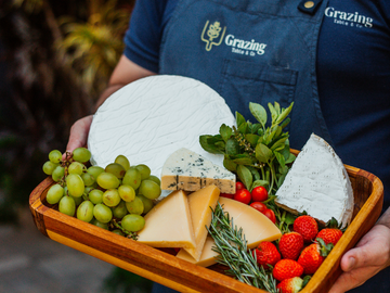Tábua de queijos especiais com uvas e morangos