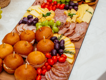 Tábua de frios grazing com sliders, queijos e frutas