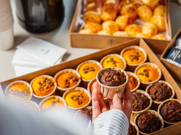 Coffee break com pães de queijo e muffins
